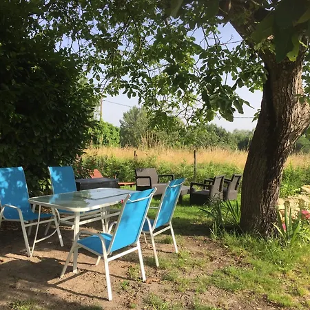 Gite 40 M2 - A Coutras Studio Avec Kitchenette , Espace Salon, Tv, 2 A 3 Personnes Piscine Wifi Clim Pres Saint Emilion *