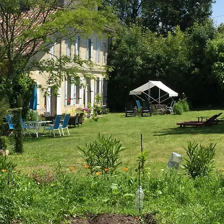Gite 40 M2 - A Coutras Studio Avec Kitchenette , Espace Salon, Tv, 2 A 3 Personnes Piscine Wifi Clim Pres Saint Emilion *