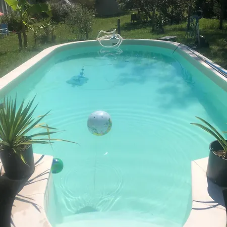 Apartman Gite 40 M2 - A Coutras Studio Avec Kitchenette , Espace Salon, Tv, 2 A 3 Personnes Piscine Wifi Clim Pres Saint Emilion *