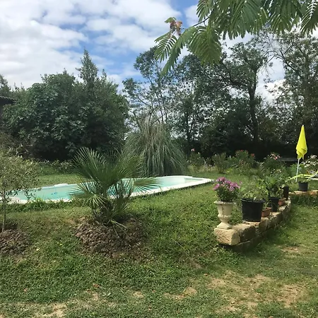 Apartman Gite 40 M2 - A Coutras Studio Avec Kitchenette , Espace Salon, Tv, 2 A 3 Personnes Piscine Wifi Clim Pres Saint Emilion