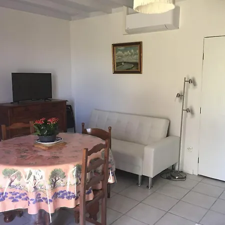 Gite 40 M2 - A Coutras Studio Avec Kitchenette , Espace Salon, Tv, 2 A 3 Personnes Piscine Wifi Clim Pres Saint Emilion Lagorce (Gironde)