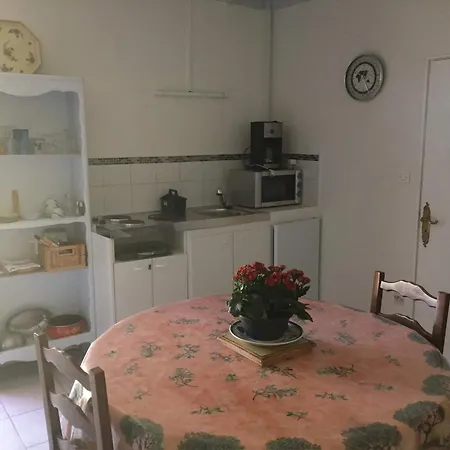 Gite 40 M2 - A Coutras Studio Avec Kitchenette , Espace Salon, Tv, 2 A 3 Personnes Piscine Wifi Clim Pres Saint Emilion Apartament Lagorce (Gironde)