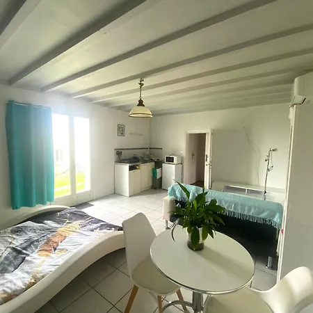 Gite 40 M2 - A Coutras Studio Avec Kitchenette , Espace Salon, Tv, 2 A 3 Personnes Piscine Wifi Clim Pres Saint Emilion * Lagorce (Gironde)