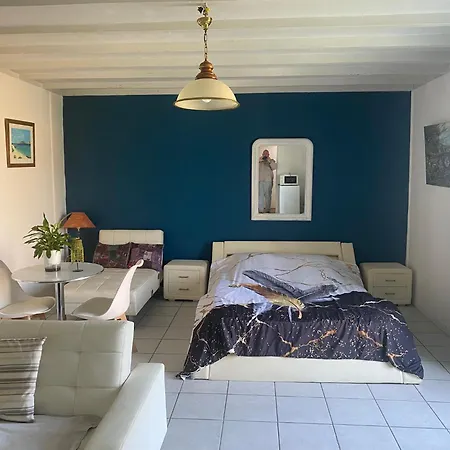 Apartman Gite 40 M2 - A Coutras Studio Avec Kitchenette , Espace Salon, Tv, 2 A 3 Personnes Piscine Wifi Clim Pres Saint Emilion *
